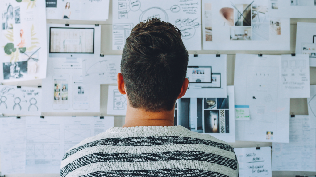 Mann vor einem Chaos aus Papier - CRM
