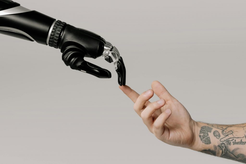 Cyborg Arm und normaler Arm